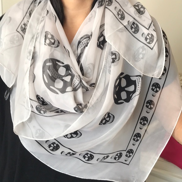 Alexander McQueen Scarfs - Picture 4 of 5